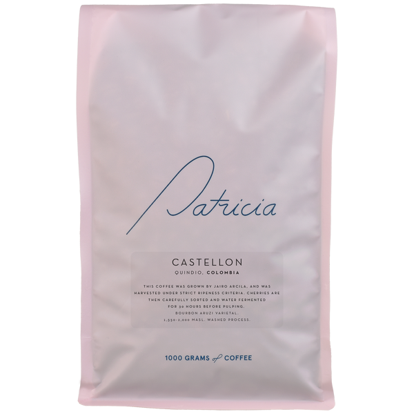 A light pink bag with the Patricia logo, containing 1kg of specialty coffee beans.